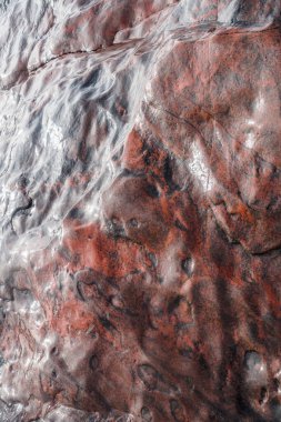 Kıyı Görünümü: Pembe Mermer ve Deniz