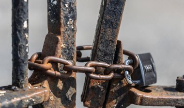 eski paslı kapı kilitlendiğinde