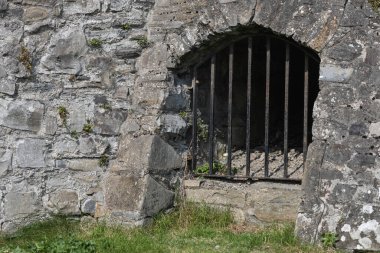 Eski bir kalenin eski girişi harabe.