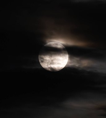 Dolunayda hareket eden bulutlar Kara gece gökyüzüne karşı.