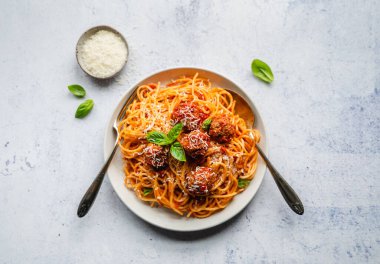Hafif arka planda spagetti tabağı ve köfte manzarası.