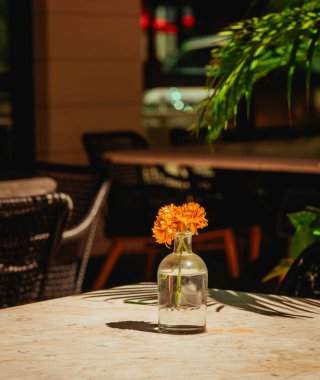 Çiçek süslemesi için masa hazırlıyorum.