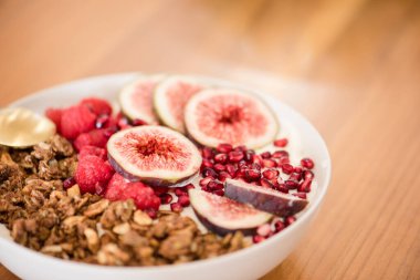 İncirli yoğurt, nar tohumu, ahududu ve granola.