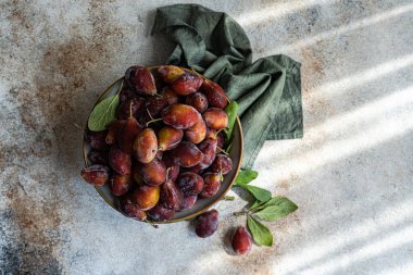 Bir kase olgun organik erik.