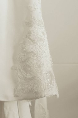 Boncuklu ve nakışlı beyaz gelinlik ayrıntıları