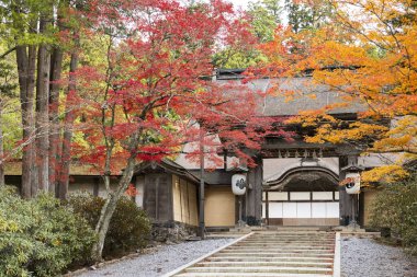 Koyasan sokaklarının ayrıntıları. Kasaba giriş ve çatıları.