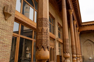 Binanın bir sürü kemerli pencere ve sütunları var.