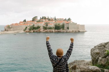 Güzel bir manzaranın arka planında bir erkek turist