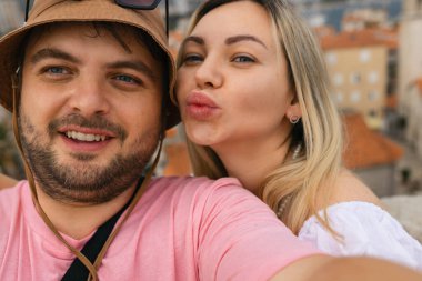 Budva 'da Eski Sokak' ta Selfie çeken Genç Çift