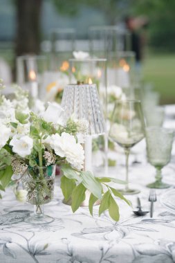 Yeşil ve Beyaz Düğün Günü Resepsiyon Masa Masası Masası Dekorasyonu