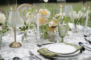 Yeşil ve Beyaz Düğün Resepsiyon Masa Masası Dekorasyonu