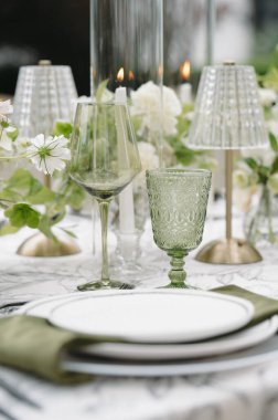 Yeşil ve Beyaz Düğün Günü Resepsiyon Masa Masası Masası Dekorasyonu