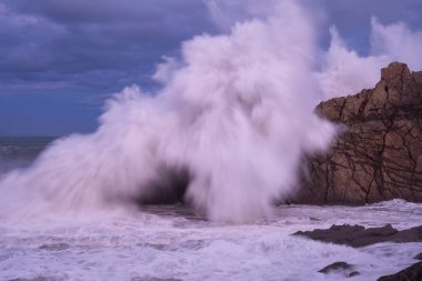 Büyük kış dalgaları İspanya 'nın Playa de la Arnia kayalık sahillerini vurur.