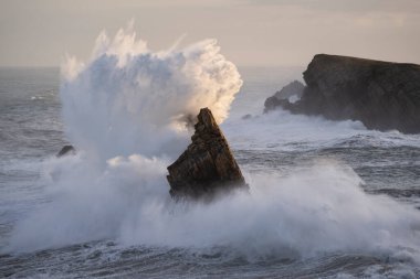 Büyük kış dalgaları İspanya 'nın Playa de la Arnia kayalık sahillerini vurur.