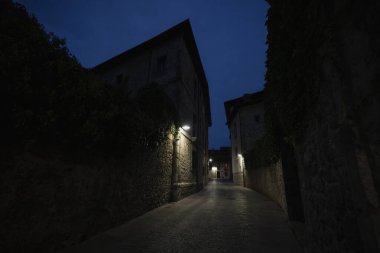 Geceleri dar sokaklar, Llanes, Asturias, İspanya