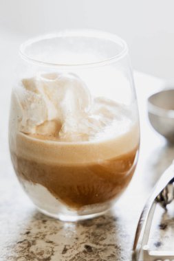 Vanilyalı dondurma ve espresso bardakta servis edilir.