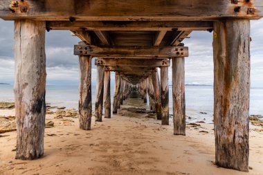 Lonsdale Rıhtımı 'nın altında kumsalda ahşap sütunlar var.