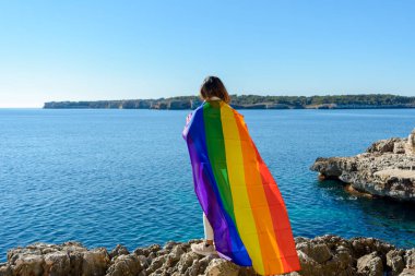 Kadın, açık havada sallanan gurur bayrağı, özgürlük konsepti, eşitlik