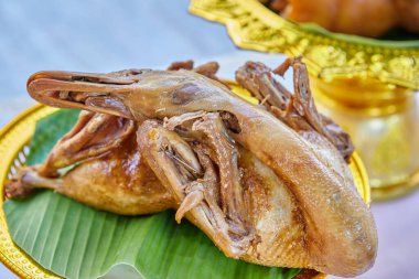 Tanrıya saygılarını sunmak için kızarmış ördek.