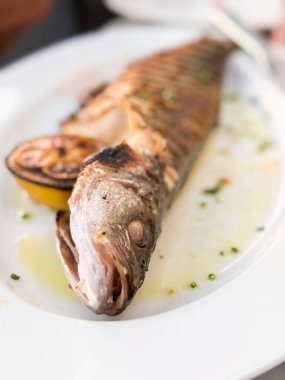 Tabakta ızgara Branzino balığı.