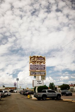 New Mexico 'daki 66 numaralı karayolu boyunca El Rancho Motel.