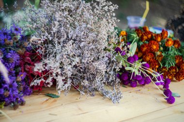 Masadaki çiçeklerin çeşitliliği