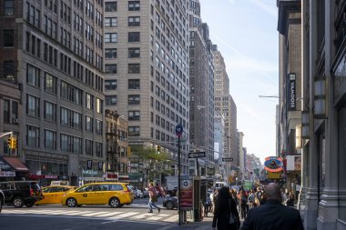 Gündüz vakti hareketli bir New York caddesi manzarası
