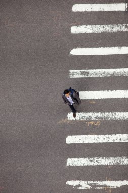 Yaya geçidi beyaz çizgileri aşağı bakıyor.