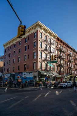 7. Cadde ile Bedford Bulvarı 'nın köşesi.