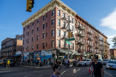 7. Cadde ile Bedford Bulvarı 'nın köşesi.