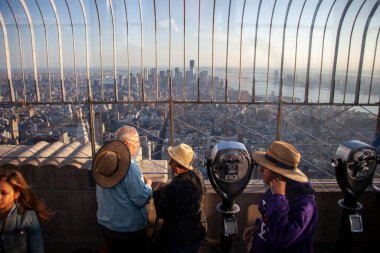 Empire State Binası 'nın tepesinden New York' a bakan insanlar