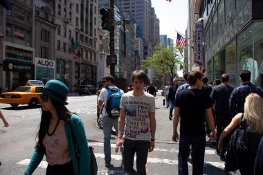 New York caddesinde öğleden sonra kalabalık bir kaldırım var.