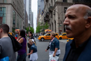 New York 'ta kalabalık caddeler ve sarı taksiler