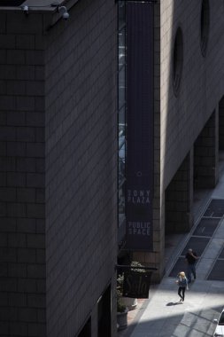 New York caddesinin yukarısından aşağıya bakıyor.