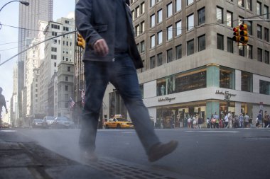 Düşük açı buhardan New York caddesine bakıyor.