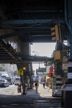 Bronx New York 'taki metronun altındaki sokak manzarası.