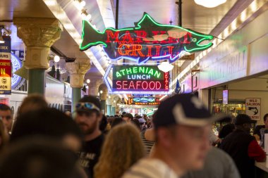 Seattle neon levhalarındaki kalabalık Pike Place 'in içinde