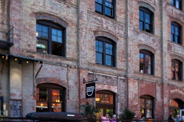 Barista 'lı endüstriyel tuğla bina Portland, Oregon