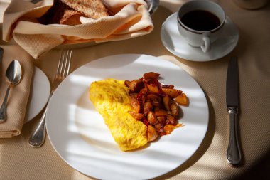 Yumurtalı omlet, patates, kahve ve tost.