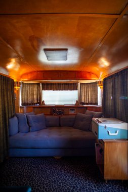 Vintage seyahat karavan oturma alanının arka iç mekanı