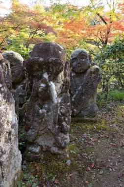 Kyotos Kutsal Alanlarının Antik Taş figürleri 