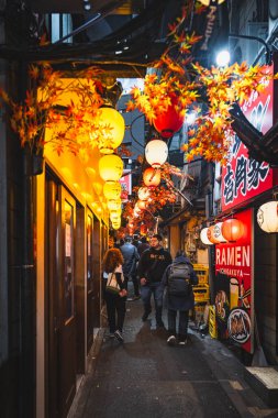 Tokyo 'nun Kalbindeki Şehir Hayatı. Şehrin sokaklarındaki insanlar.  