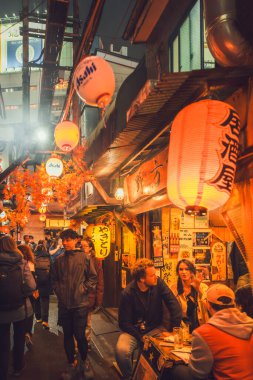 Tokyo 'nun Kalbindeki Şehir Hayatı. Şehrin sokaklarındaki insanlar.  