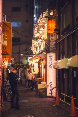 Tokyo 'nun Kalbindeki Şehir Hayatı. Şehrin sokaklarındaki insanlar.  