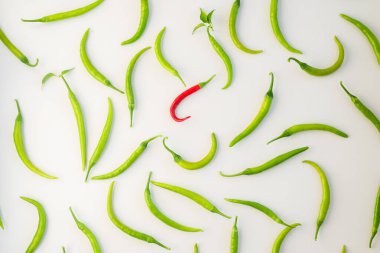 Tek bir kırmızı biberli taze yeşil biber, canlı bir ürün..