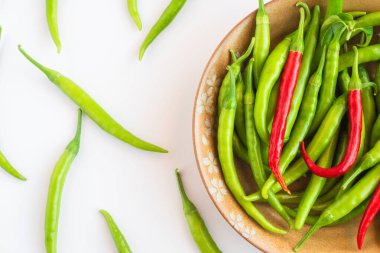 Bir kasede taze yeşil ve kırmızı biber yakın plan..