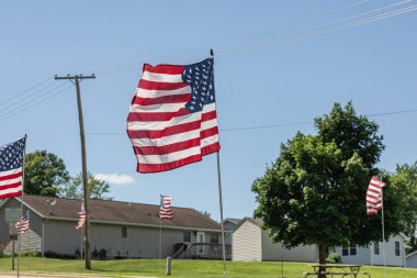 Amerikan Bayrağı bir sokak boyunca rüzgarda dalgalanıyor.