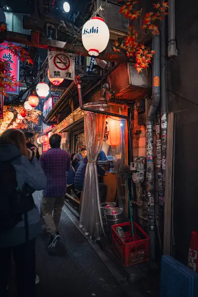 Tokyo 'nun Kalbindeki Şehir Hayatı. Şehrin sokaklarındaki insanlar.  