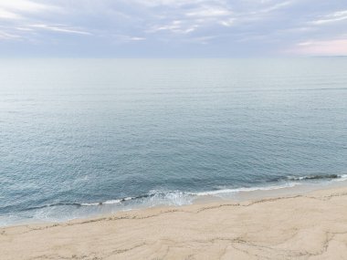 Sakin okyanus ve sakin plaj Newburyport 'ta yumuşak dalgalar, MA.