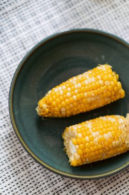 Tuzlu haşlanmış mısır, sağlıklı beslenme..